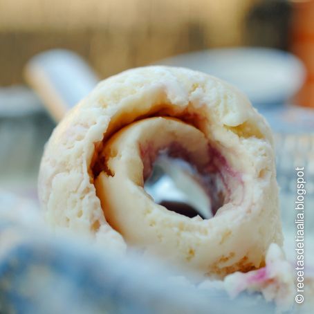Helado de tres leches y cerezas borrachas