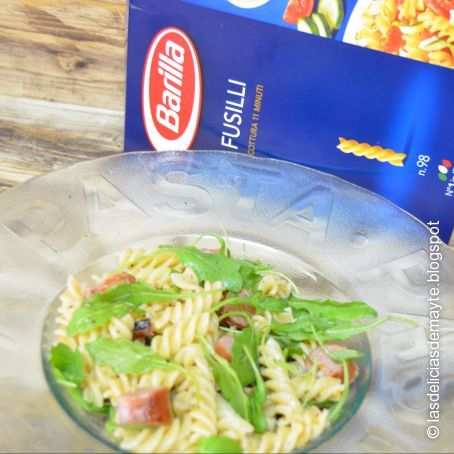 Fusilli con rucula y salchichas