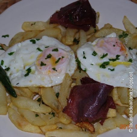 Huevos con patatas y cecina