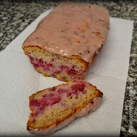 Bizcocho de frambuesas y chocolate blanco