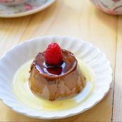 Flan de chocolate con arroz inflado y sopa de chocolate blanco