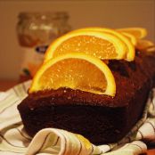 Pastel de chocolate con chispas y mermelada de naranja