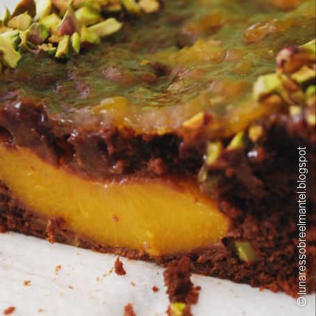 Bizcocho de chocolate, melocotón y pistacho
