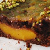 Bizcocho de chocolate, melocotón y pistacho