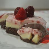 Brownie con tarta de queso y nata a la frambuesa