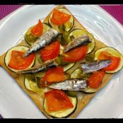 Coca de verduras y sardinillas