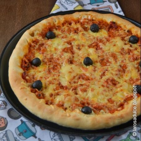 Pizza boloñesa con borde relleno de queso
