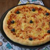 Pizza boloñesa con borde relleno de queso