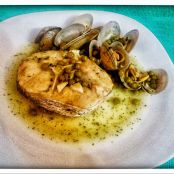 Merluza en salsa verde con almejas