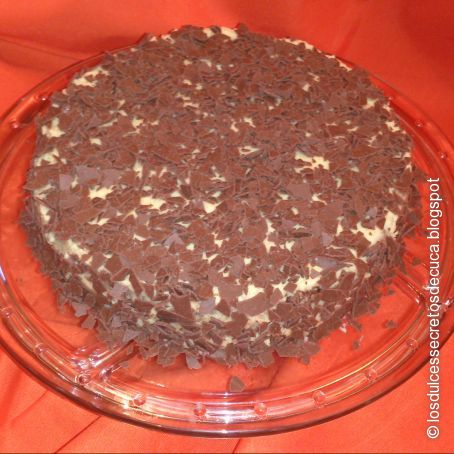 Pastel de chocolate especiado con frosting de calabaza