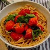 Espaguetis con tomates asados