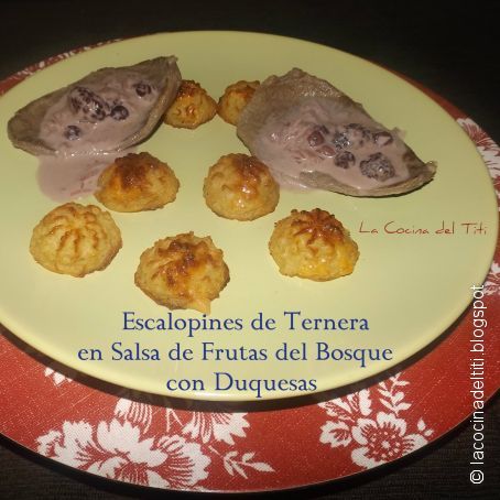 Escalopines de Ternera en Salsa de Frutas del Bosque con Duquesas