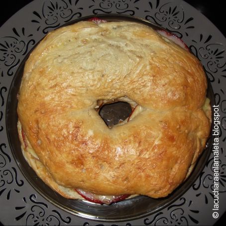 Rosca de pan rellena