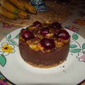 Tarta de trufa con plátano y cereza