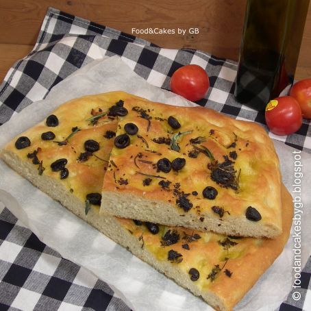 Focaccia con tomates secos, romero y aceitunas negras