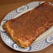 Coca de chicharrones (Coca de llardons)