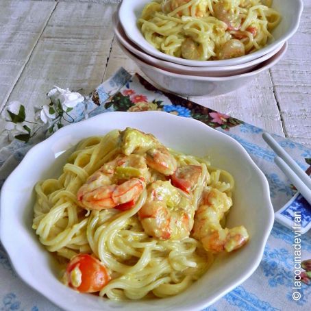 Espagueti al curry con gambones y tomatitos cherry