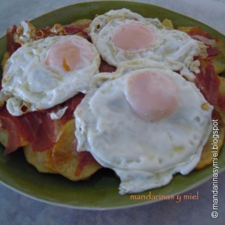 Huevos rotos con jamón.