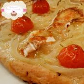 Focaccia de cebolla, tomates cherry y queso de cabra