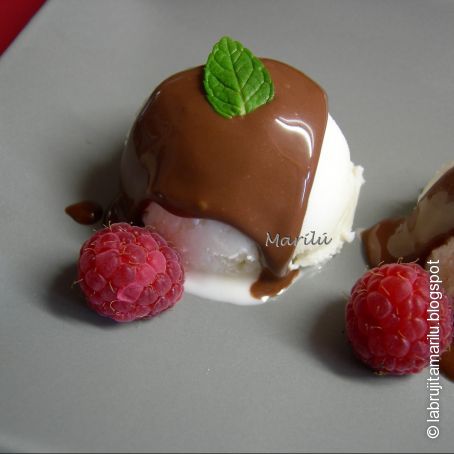 HELADO DE QUESO CON CHOCOLATE CALLIENTE