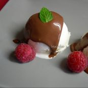 HELADO DE QUESO CON CHOCOLATE CALLIENTE