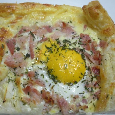 Hojaldre con huevos y bacon