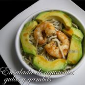 Ensalada de aguacates, gulas y gambas