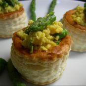 VOLOVANES RELLENOS DE HUEVOS REVUELTOS Y ESPÁRAGOS