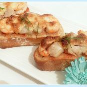 Bruschetta de bacalao y gambones gratinada al alioli y mermelada de tomate