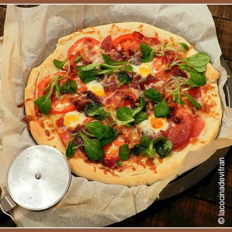 Pizza mediterránea de jamón, canónigos y mermelada de higos