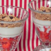 Copa light de yogur con fresas y cereales