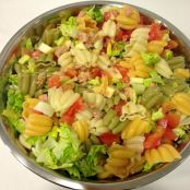 Ensalada de pasta y atún aliñada con mostaza y miel