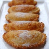 Empanadas rellenas de queso mozzarella