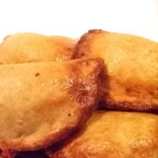 Empanadillas de patata, aceitunas y anchoas con salsa de cebolleta