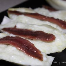 ENDIVIAS CON ANCHOAS Y PEPINO