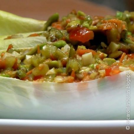 Barcas de endivias rellenas de ensalada de aguacate