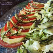 Ensalada de carpaccio de aguacate con pepino aliñado