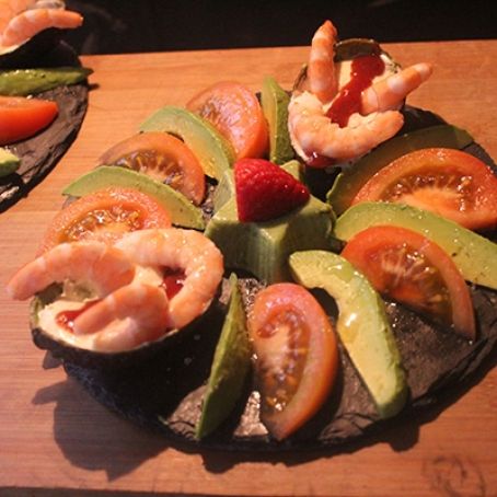 Ensalada de aguacate con gambas y estrellas de pepino y queso