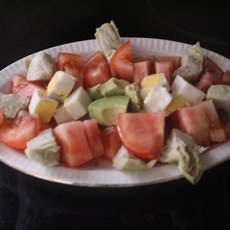 Ensalada de aguacate, huevo, alcachofa y tomate