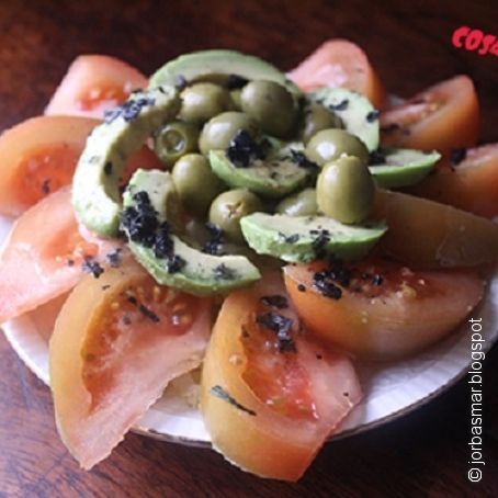 Ensalada de aguacate y tomate con sal negra