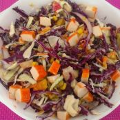 Ensalada de col con frutas y surimi