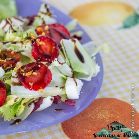 Ensalada de fresas en su jugo y kikos