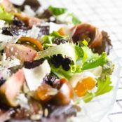 Ensalada de frutas secas y virutas de parmesano