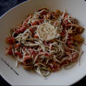 Ensalada de gulas, champiñones y queso de cabra