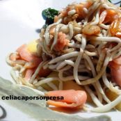 Ensalada templada de gulas, salmón ahumado y manzana con salsa de cabrales