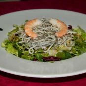 Ensalada templada de gulas y gambas