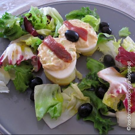 Ensalada de huevos rellenos