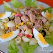 Ensalada de pasta con atún y huevo