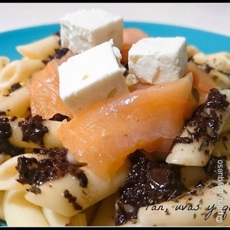 Ensalada de pasta con salmón y queso