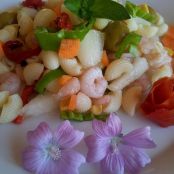 Ensalada de pasta tiburón con salsa de yogur